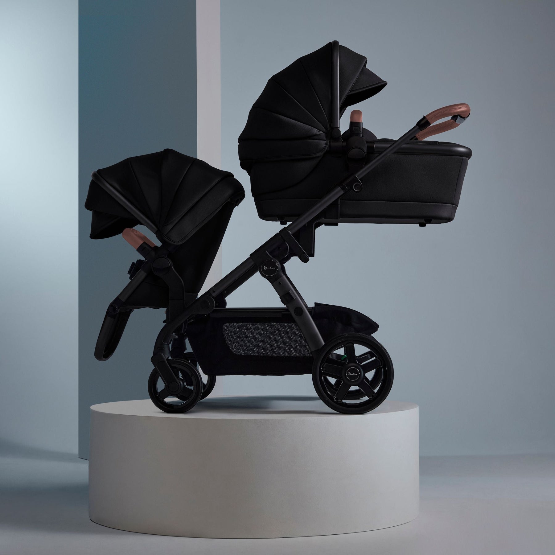 watanababyページ‼️マッドブラック３段BOX JetKids by Stokke - Transform Your Child's Travel Experience