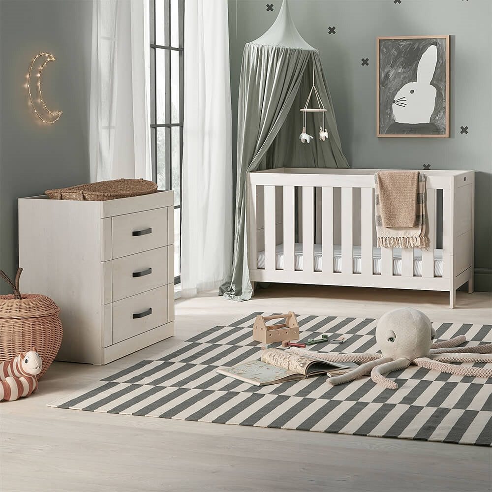Silver Cross Alnmouth Oak 2 Piece Nursery Set with Convertible Cot Bed and Dresser